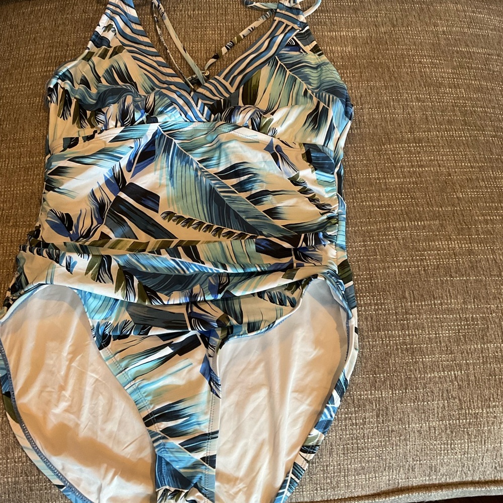 La Blanca “Too Cool” Rusched Bandeau Swimsuit.  Size 16